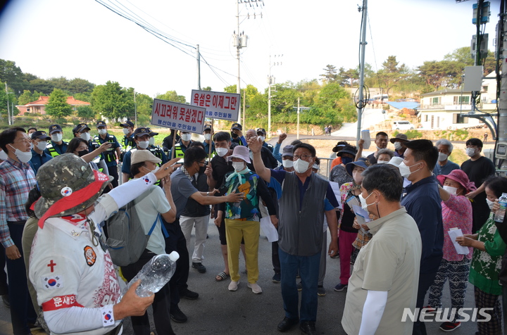 [양산=뉴시스] 안지율 기자 = 24일 오후 경남 양산시 하북면 평산마을 주민 40여 명이 문재인 전 대통령 사저 앞 도로에서 한 보수단체가 진행하는 집회현장을 찾아 소음으로 인한 생활 불편을 호소하며 거친 항의를 하고 있다. 2022.5.24. alk9935@newsis.com