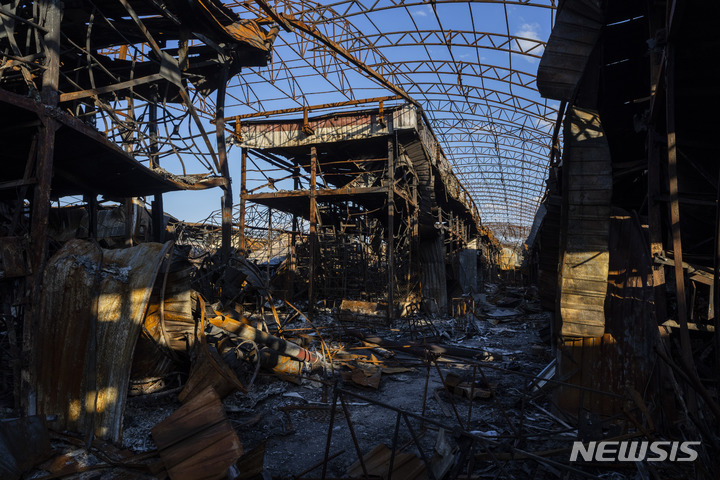 [하르키우=AP/뉴시스]23일(현지시간) 촬영된 우크라이나 하르키우 지역 한 시장 모습. 폭격으로 건물의 골조가 모조리 드러나 있다. 2022.05.23.