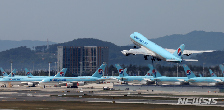 [인천공항=뉴시스] 이영환 기자 = 인천국제공항에서 대한항공 화물기가 이륙하고 있다. 2022.10.21. 20hwan@newsis.com