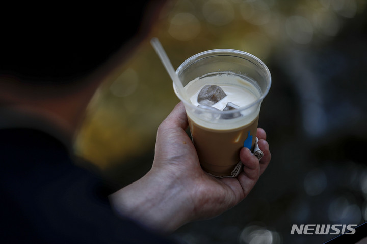 [서울=뉴시스] 아이스커피를 마시고 있는 직장인. (사진=뉴시스 DB). photo@newsis.com  