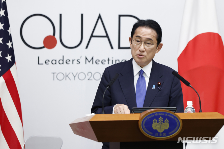 [도쿄=AP/뉴시스]지난 24일 일본 도쿄의 총리 관저에서 기시다 후미오 총리가 쿼드 정상회의 후 개별적인 기자회견을 실시하고 있다. 2022.05.26. 