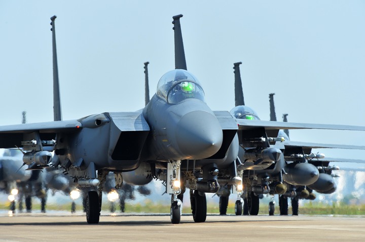 [서울=뉴시스] 공군은 24일 북한 도발 징후를 사전에 포착하고 지속 추적하면서 실제 발사에 대비해 F-15K 전투기 30여대로 엘리펀트 워크(Elephant Walk) 훈련을 했다. 엘리펀트 워크 훈련은 다수 전투기가 최대 무장을 장착하고 밀집 대형으로 이륙 직전 단계까지 지상 활주하는 훈련이다. (사진=합동참모본부 제공) 2022.05.25. photo@newsis.com *재판매 및 DB 금지