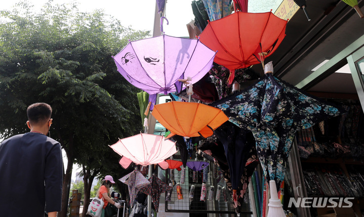 [서울=뉴시스] 추상철 기자 = 밤부터 때이른 더위를 식혀줄 비가 내린다고 예보된 지난 25일 오후 서울 중구 동대문시장 우산양산 판매점에 우산과 양산이 진열돼 있다. 2022.05.25. scchoo@newsis.com
