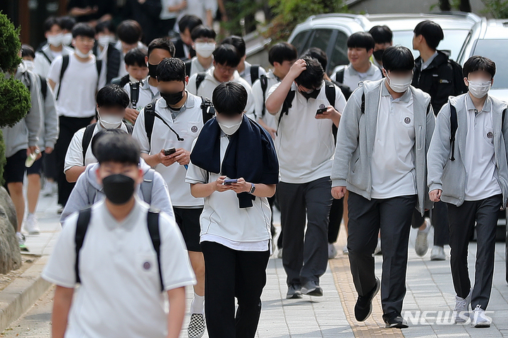 [서울=뉴시스] 백동현 기자 = 지난해 5월25일 오후 서울 시내 한 중학교 앞에서 학생들이 하교하고 있다. 2022.05.25. livertrent@newsis.com