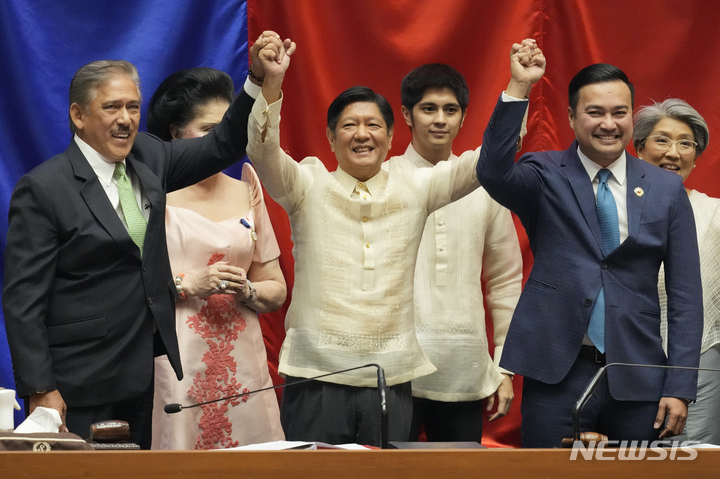 [마닐라= AP/뉴시스] 필리핀 대통령에 당선된 마르코스 2세가 아버지가 대통령직에서 축출당한지 36년만에 5월25일 취임식에서 여당 대표들과 함께 인사하고 있다.  필리핀은 이스라엘에까지 재무장관을 파견하는 등 해외투자 유치에 열을 올리고 있다.   