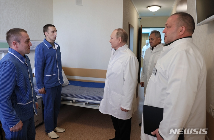 [모스크바=AP/뉴시스] 25일(현지시간) 블라디미르 푸틴 러시아 대통령이 모스크바의 만드리카 군 병원에서 우크라이나 침공에서 부상을 입고 치료중인 러시아 군인들을 격려하고 있다. 2022.05.26