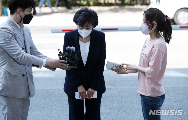 [서울=뉴시스] 고범준 기자 = 박순애 사회부총리 겸 교육부 장관 후보자가 지난달 27일 오전 인사청문회 준비 사무실이 마련된 서울 영등포구 한국교육시설안전원으로 출근하며 인사하고 있다. 2022.06.05. bjko@newsis.com