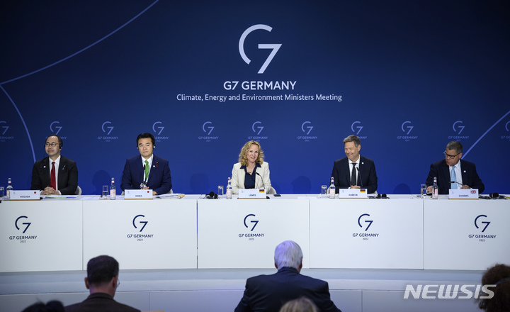[베를린=AP/뉴시스] 주요 7개국(G7) 기후·환경·에너지 장관이 27일(현지시간) 독일 베를린에서 기자회견을 열고 있다. G7은 석탄연료 사용을 단계적으로 폐지하는 데 처음으로 합의했다. 2022.05.28
