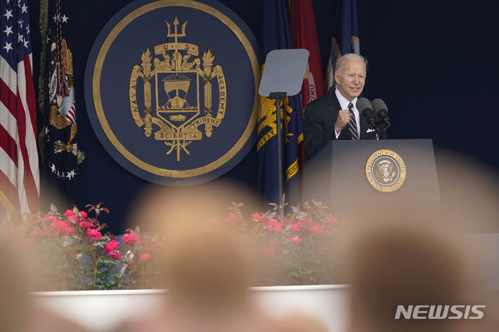 [아나폴리스=AP/뉴시스]조 바이든 미국 대통령이 27일(현지시간) 메릴랜드 아나폴리스에서 해군사관학교 졸업·임관식에 참석해 발언하고 있다. 2022.05.27.