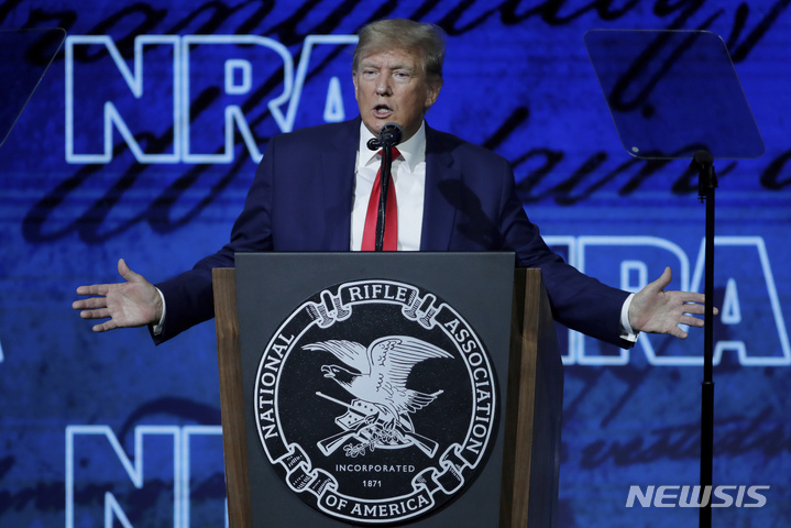 [휴스턴=AP/뉴시스]도널드 트럼프 전 미국 대통령이 지난 5월27일 텍사스 휴스턴에서 열린 전미총기협회(NRA) 연례 회의에 참석한 모습. 2022.06.24.