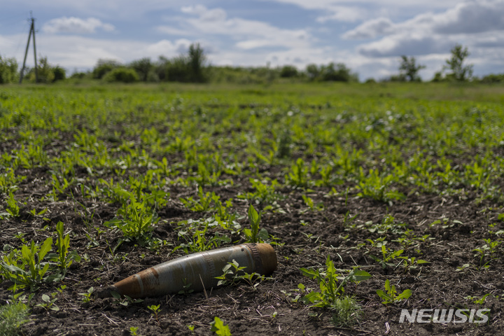 [(우크라이나)=AP/뉴시스]지난 5월28일(현지시간) 우크라이나 동부 하르키우 외곽 체르카스카로조바에 있는 밭에 불발탄 포탄이 놓여있다. 우크라이나는 밀, 옥수수, 해바라기 기름의 세계 최대 수출국 중 하나이지만, 전쟁과 러시아의 항구 봉쇄로 인해 밀의 흐름이 상당 부분 중단되어 세계 식량 공급이 위험에 처하게 되었다. 2022.07.20.