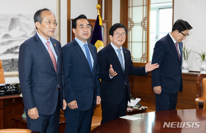 [서울=뉴시스] 김선웅 기자 = 박병석 국회의장과 권성동 국민의힘 원내대표, 박홍근 더불어민주당 원내대표, 추경호 부총리 겸 기획재정부 장관이 29일 서울 여의도 국회 의장실에서 추경안 논의를 위한 회동을 하고 있다. (공동취재사진) 2022.05.29. photo@newsis.com