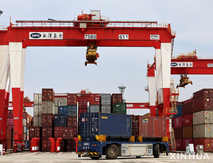 (220529) -- SHANGHAI, May 29, 2022 (Xinhua) -- A truck carrying containers is seen at the container dock of Shanghai's Yangshan Port in east China, April 27, 2022. (Xinhua/Chen Jianli)