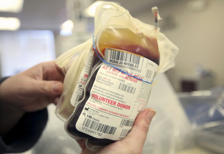 [펜실베니아=AP/뉴시스] 2020년 3월9일(현지시간) 미국 펜실베이니아주 스크랜턴에 있는 미국 적십자사 헌혈센터에서 기증된 혈액 한 꾸러미. *기사 내용과 무관한 사진. 2022.05.30. *재판매 및 DB 금지