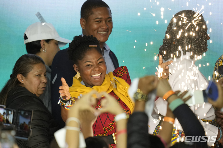 [보고타( 콜롬비아)= AP/뉴시스] 19일 치러진 콜롬비아 대선 결선투표에서 최초의 흑인 여성 부통령으로 당선된 프란시아 마르케스(40).  