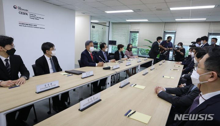 [서울=뉴시스] 김명원 기자 = 박진 외교부 장관이 30일 서울 종로구 광화문 플래티넘빌딩에서 열린 경제안보외교센터 개소식에 참석해 현판식을 마치후 회의를 하고 있다. 2022.05.30. kmx1105@newsis.com