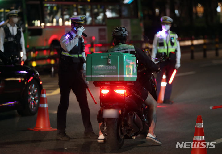 [서울=뉴시스] 고승민 기자 = 지난 30일 서울 송파구 방이삼거리에서 경찰이 이륜차 준법운행과 사고예방을 위한 집중단속을 실시하고 있다. 2022.05.30. kkssmm99@newsis.com