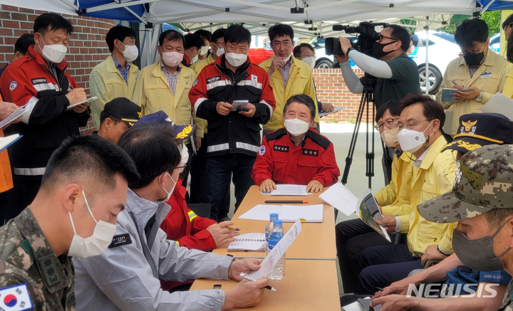 [양산=뉴시스] 안지율 기자 = 31일 오후 경남 밀양시 부북면 춘화리에서 산불이 발생한 가운데 남성현 산림청장이 산불현장지휘본부에서 산불 진화 상황에 대해 브리핑을 받고 있다. 2022.05.31. (사진=산림청 제공) photo@newsis.com 