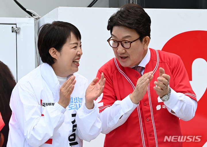 [서울=뉴시스] 국회사진기자단 = 국민의힘 김은혜 국민의힘 경기도지사 후보(왼쪽)가 31일 경기도 성남시 분당구 야탑역 앞에서 열린 국민의힘 중앙선대위 경기도 총집결 필승 유세에서 권성동 원내대표와 대화를 하고 있다. 2022.05.31. photo@newsis.com