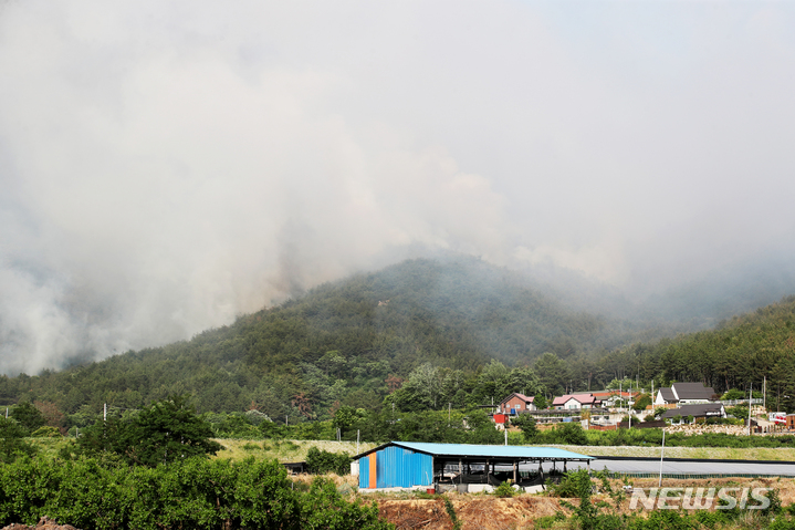 [양산=뉴시스] 안지율 기자 = 31일 오후 경남 밀양시 부북면 춘화리에서 발생한 산불이 흰 연기를 내며 계속 번지고 있다. 2022.05.31. alk9935@newsis.com