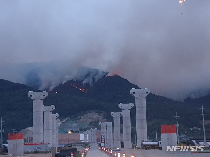 [양산=뉴시스] 안지율 기자 = 지난달 31일 경남 밀양시 부북면 춘화리에서 산불이 발생한 가운데 1일 오전 날이 밝자 살림청 헬기가 진화에 나서고 있다. 2022.06.01. alk9935@newsis.com