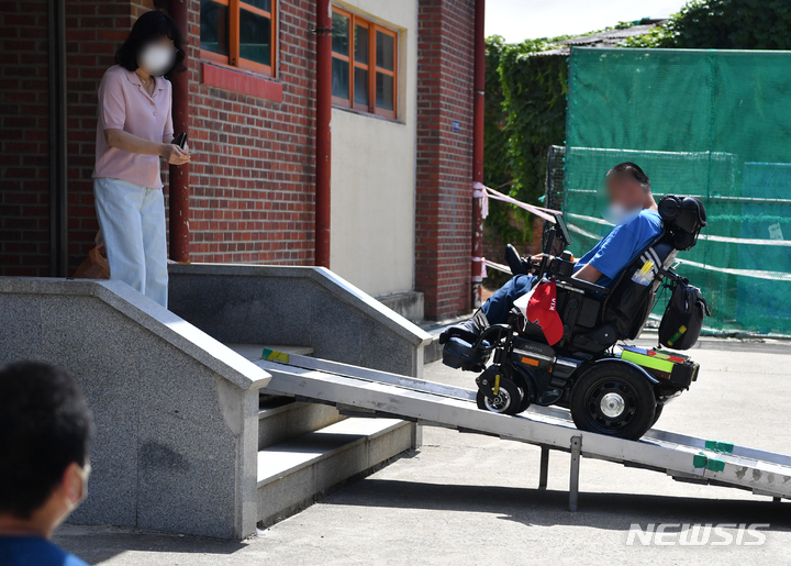 [광주=뉴시스] = 휠체어 이용해 이동하는 장애인. (사진=뉴시스DB). photo@newsis.com