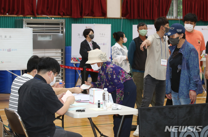 [제주=뉴시스] 우장호 기자 = 제8회 전국동시지방선거일인 1일 오전 제주시 오라동 제2투표소에 소중한 권리를 행사하려는 유권자들의 발걸음이 이어지고 있다. 2022.06.01. woo1223@newsis.com