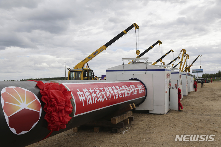 [AP/뉴시스 자료사진]중국 동북부 헤이룽장성 헤이허에서 2015년 6월29일 중러 천연가스 파이프라인 기공식 준비가 진행되고 있다. 