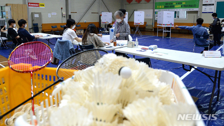 [전주=뉴시스] 김얼 기자 = 제8회 전국동시지방선거 투표일인 1일 전북 전주시 덕진구 인후동 우신 배드민턴체육관에 투표소가 설치되어 있다. 2022.06.01. pmkeul@newsis.com