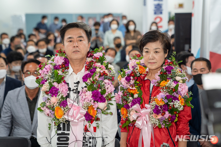 [천안=뉴시스] 이종익 기자 = 김태흠 국민의힘 충남지사 후보가 2일 오전 충남 천안의 선거사무소에서 당선이 유력해지자 꽃다발을 받은 후 인사말을 하고 있다. 200.06.02. 007news@newsis.com