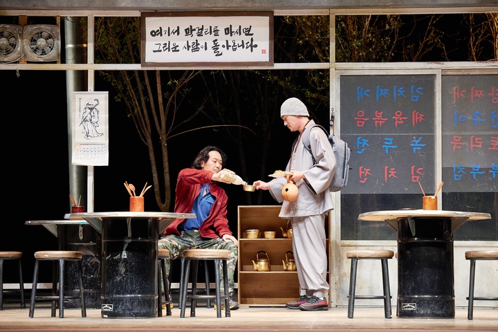 [서울=뉴시스]연극 '돌아온다' 공연 사진. (사진=더블케이엔터테인먼트/예술의전당 제공) 2022.06.02. photo@newsis.com *재판매 및 DB 금지