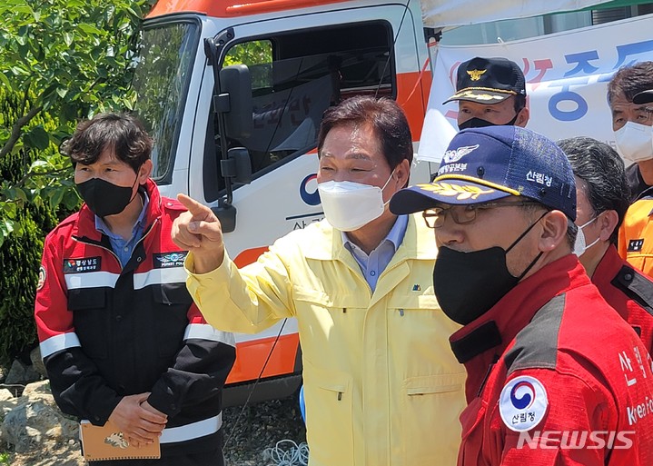 [밀양=뉴시스] 홍정명 기자= 박완수 경남도지사 당선인이 2일 당선 후 첫 행보로 밀양시 부북면 산불 진화 현장지휘통합본부를 찾아 연기가 나는 지점을 가리키면서 산림청 관계자와 얘기하고 있다.(사진=박완수 당선인 제공) 2022.06.02. photo@newsis.com