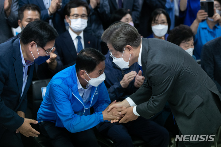 [인천=뉴시스] 이영환 기자 = 제8회 전국동시지방선거와 함께 치러진 국회의원 보궐선거에서 당선이 확실시 된 이재명 더불어민주당 인천 계양을 후보가 2일 0시께 인천 계양구 자신의 선거 캠프에 도착해 인사를 하고 있다. (공동취재사진) 2022.06.02. photo@newsis.com