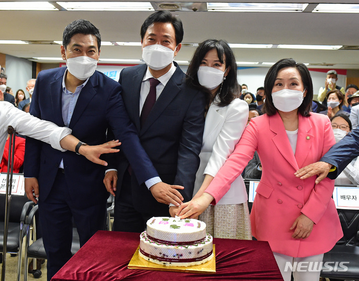 [서울=뉴시스] 국회사진기자단 = 오세훈 국민의힘 서울시장 후보가 2일 서울 중구 프레스센터에 마련된 캠프 개표상황실에서 당선이 확실시되자 부인 송현옥 씨와 떡케이크 커팅을 하고 있다. 2022.06.02. photo@newsis.com