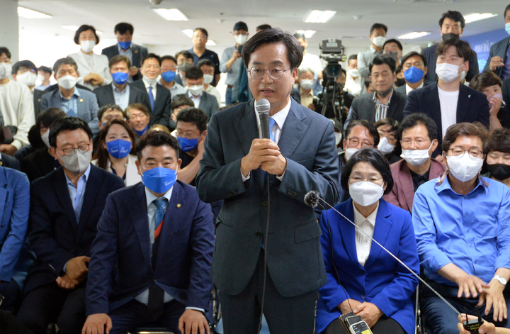 [수원=뉴시스] 경기사진공동취재단 = 김동연 더불어민주당 경기도지사 당선인이 2일 오전 경기도 수원시 팔달구 선거사무소에서 당선 소감을 밝히고 있다. 2022.06.02. photo@newsis.com