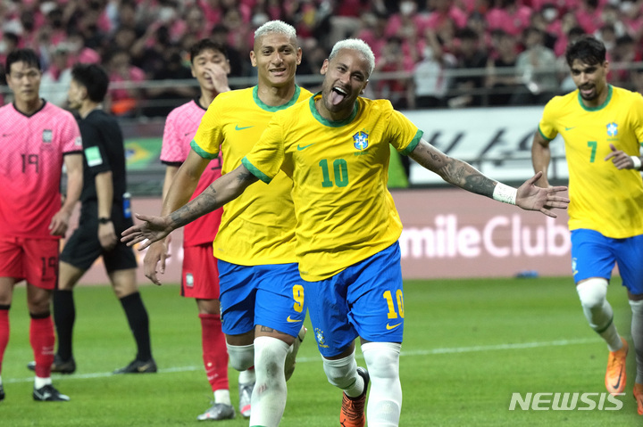지난 6월2일 브라질의 네이마르가 한국과의 친선 경기에서 패널티킥 골을 성공시킨 후 세레모니를 하고 있다. 2022.06.02 (사진=AP/뉴시스) photo@newsis.com