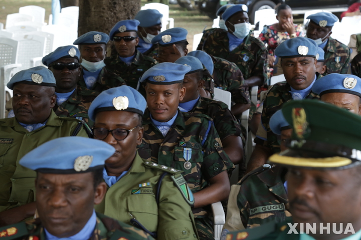 [다르에스살람(탄자니아)= AP/뉴시스] 아프리카에 파견된 유엔평화유지군이 올 해 6월 22일 탄자니아에서 열린 '국제 유엔평화유지군의 날 ' 행사에 참가하기 위해 이동하고 있다. 