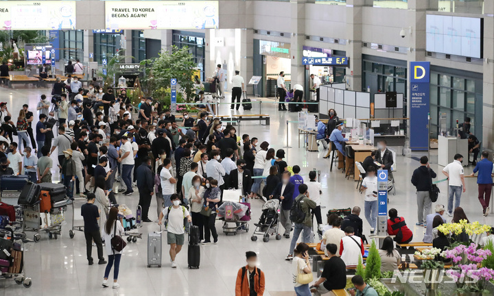 오늘부터 인천공항 24시간 운영…항공업계 "PCR검사도 폐지해야"