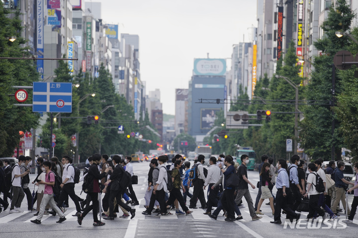 [도쿄=AP/뉴시스]지난 3일 일본 수도 도쿄 아키하바라의 한 횡단보도를 시민들이 건너고 있다. 2022.06.27.