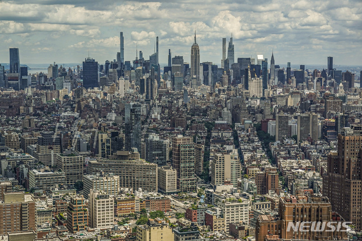 [AP/뉴시스] 2021년 6월 뉴욕시 스카이 라인. 가운데에 엠파이어 스테이트 빌딩이 보인다