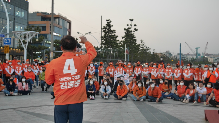 [울산=뉴시스] 박수지 기자 =진보당 김종훈 울산 동구청장 당선인이 선거유세를 통해 주민들에게 지지를 호소하고 있다. 2022.06.04. (사진=진보당 제공) photo@newsis.com *재판매 및 DB 금지