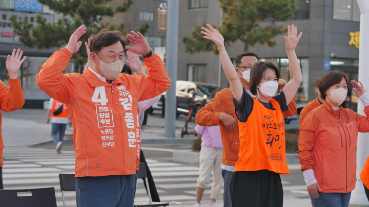 [울산=뉴시스] 박수지 기자 =진보당 김종훈 울산 동구청장 당선인이 선거유세를 통해 주민들에게 지지를 호소하고 있다. 2022.06.04. (사진=진보당 제공) photo@newsis.com *재판매 및 DB 금지