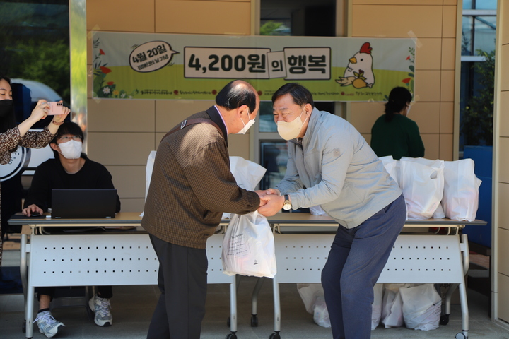 [울산=뉴시스] 박수지 기자 =진보당 김종훈 울산 동구청장 후보가 동구장애인복지관을 방문해 지역 장애인과 소통하고 있다. 2022.06.04. (사진=진보당 제공) photo@newsis.com *재판매 및 DB 금지