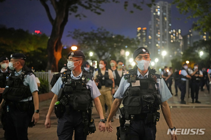 [홍콩=AP/뉴시스] 매년 6월4일 중국 톈안먼 민주화 시위 희생자 추모 집회가 올해에도 개최되지 않을 것으로 예상된다. 사진은 지난해 6월4일 홍콩 빅토리아 파크 입구에서 시민들의 진입을 가로막는 경찰관들의 모습. 2023.05.30
