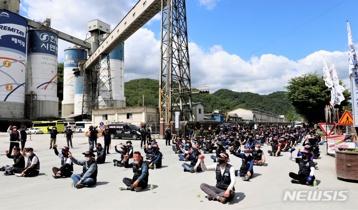 [단양=뉴시스] 이병찬 기자 = 화물연대 충북지부 조합원 200여명이 7일 단양군 매포읍 한일시멘트 출하장 입구에서 총파업 결의대회를 하고 있다.2022.06.07.bclee@newsis.com