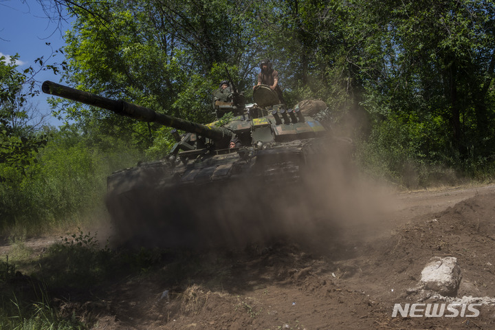 [도네츠크=AP/뉴시스] 6일(현지시간) 우크라이나 동부 도네츠크 최전선 부근에서 우크라이나 군인들이 전차를 몰고 있다. 2022.06.07.