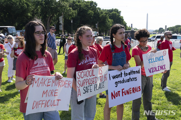 [워싱턴=AP/뉴시스] 6일(현지시간) 미 워싱턴 DC 국회의사당 인근에서 학생들이 텍사스주 유밸디의 롭 초등학교 총기 난사 사건과 관련해 총기 안전 대책 마련을 촉구하는 시위를 벌이고 있다. 2022.06.07.