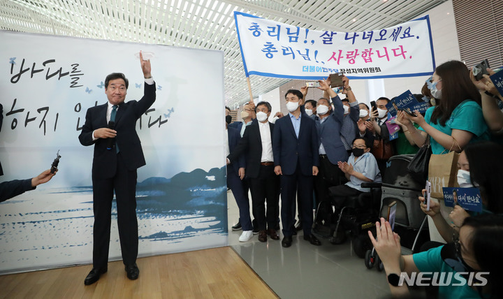 [인천공항=뉴시스] 고범준 기자 = 이낙연 전 더불어민주당 대표가 7일 오전 인천국제공항 제2여객터미널에서 미국으로 출국하기 전 손을 들어 보이고 있다. 이 전 대표는 미국 워싱턴D.C. 조지워싱턴대학 한국학연구소에서 방문연구원으로 한반도 평화와 국제정치를 공부할 계획이다. 2022.06.07. bjko@newsis.com