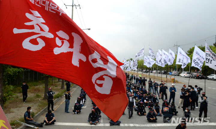 [군산=뉴시스] 김얼 기자 = 민주노총 공공운수노조 화물연대본부 관계자들이 7일 전북 군산시 군산항 5부두 앞에서 화물연대 총파업 출정식을 열고 기수단 입장을 대기하고 있다. 2022.06.07. pmkeul@newsis.com