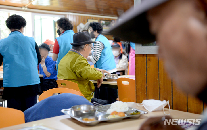 광주의 한 무료급식소 모습. (뉴시스 DB) photo@newsis.com